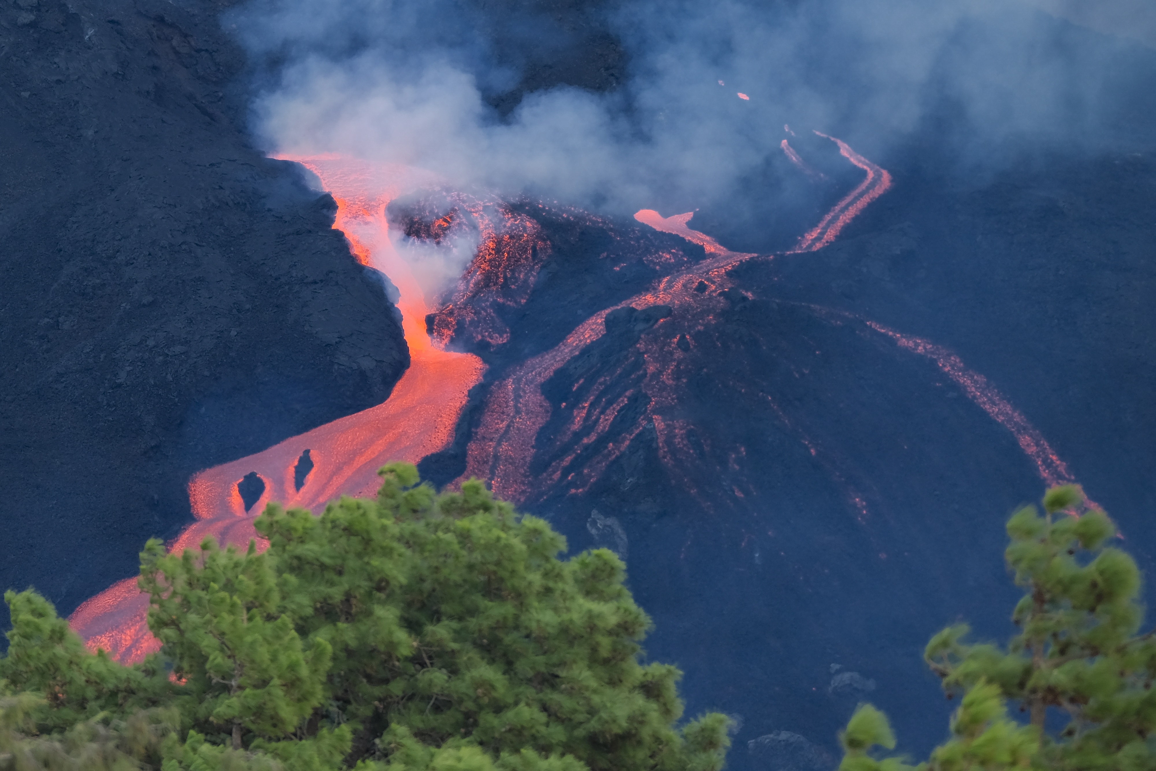 西班牙火山持续喷发无停止迹象民众聚集围观