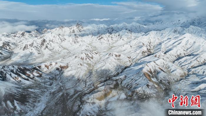 青海都兰:秋日雪景壮美辽阔