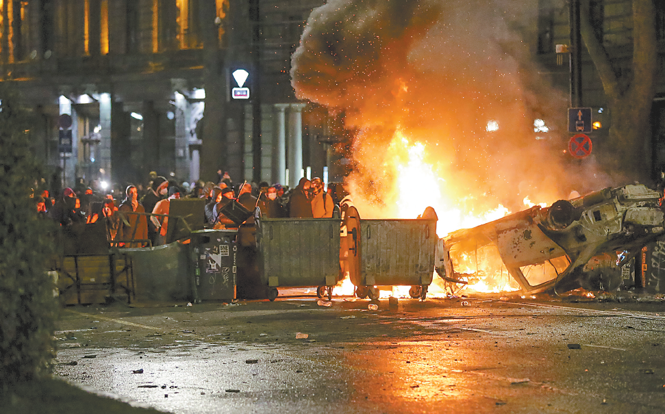 当地时间9日凌晨,抗议者在格鲁吉亚议会前举行示威。(视觉中国)