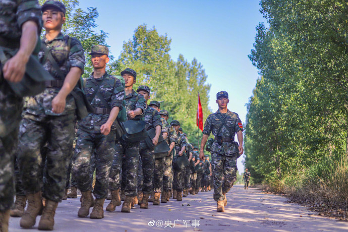 加钢淬火!千余名武警新兵徒步行军