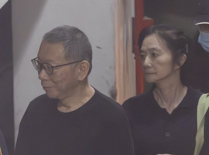 柯文哲（左）与台北市民意代表应晓薇（右）7月17日出庭资料图。图源：台媒