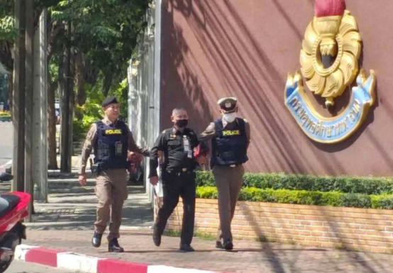 警方逮捕枪手画面。图自《曼谷邮报》