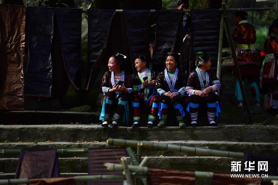 10月25日，乌英苗寨妇女们在亮布文化节上交流。新华社记者 黄孝邦 摄