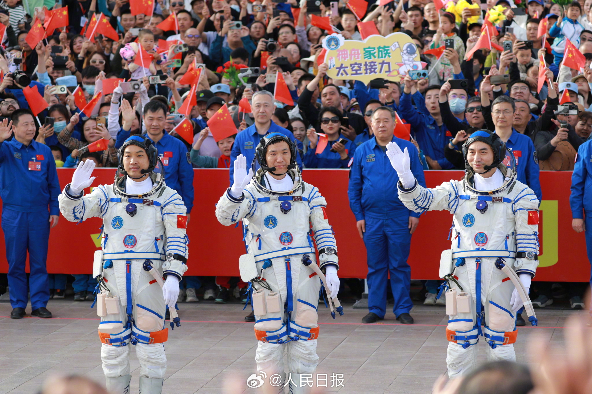 今天,神舟十八号载人飞行任务航天员乘组出征仪式,在酒泉卫星发射中心