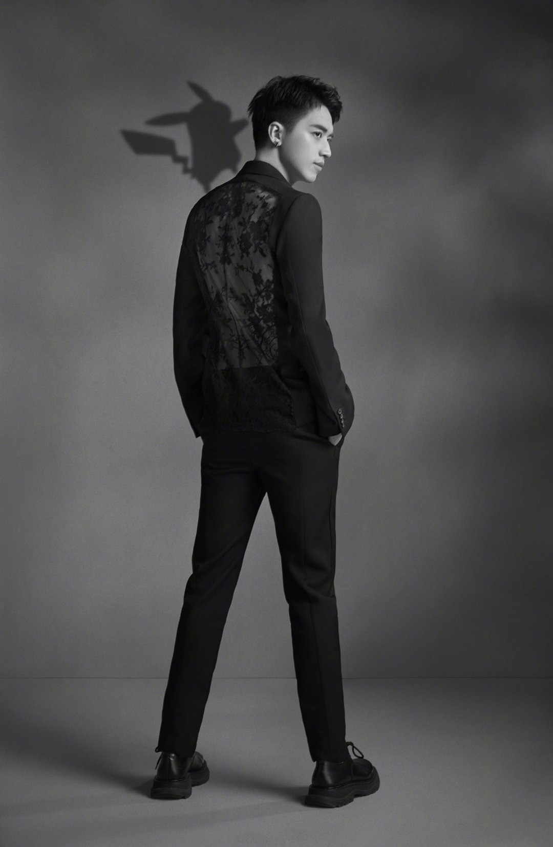 许魏洲身着蕾丝露背西装,男人也可以如此性感!