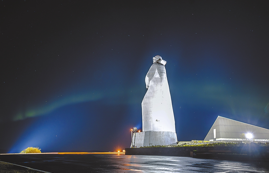 在极光背景下，摩尔曼斯克市的“献给伟大卫国战争期间苏联极地地区保卫者”纪念碑