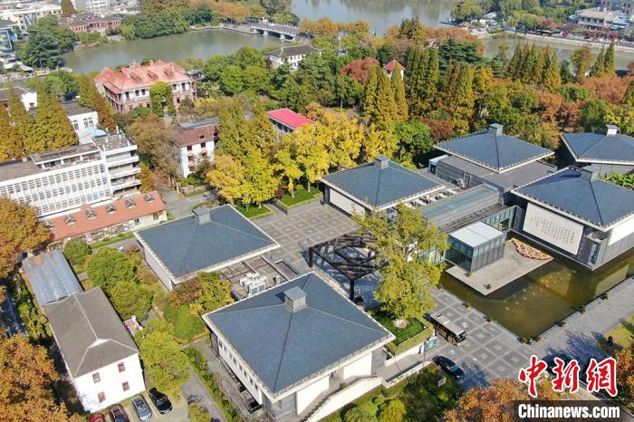 初冬的南通博物苑，新老建筑在五彩斑斓的色彩中相得益彰。 许丛军 摄