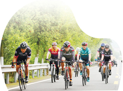 浙江省仙居县自行车运动协会骑行爱好者在公路骑行。王华斌摄（人民视觉）