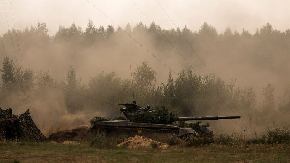 白俄罗斯军演中的一辆T-72坦克