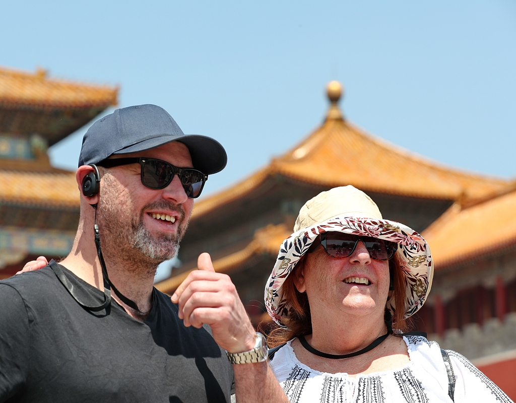 2024年5月8日,北京,外国游客游览故宫.(视觉中国)