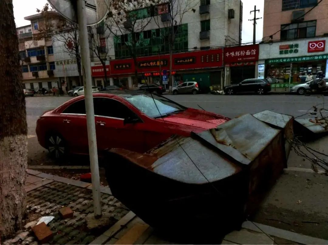太惊险！四川宜宾山体滑坡 过路车辆被巨石砸中_凤凰网视频_凤凰网