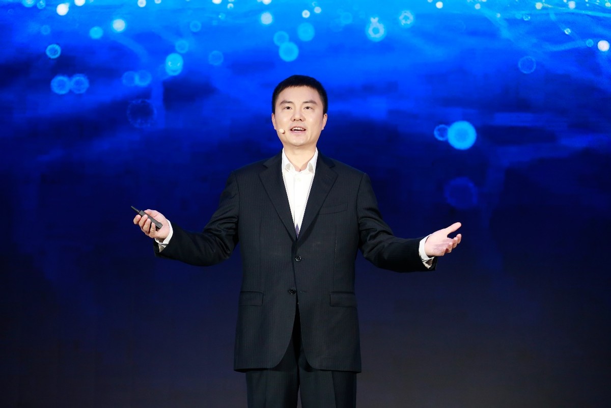 华为副总裁,计算产品线总裁邓泰华发表演讲