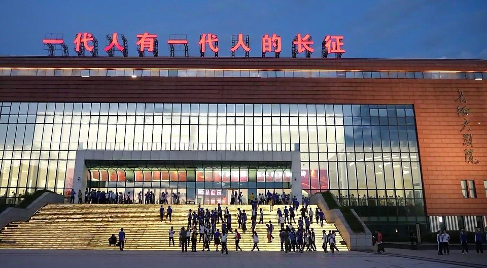 于都多校的学生观看《长征第一渡》