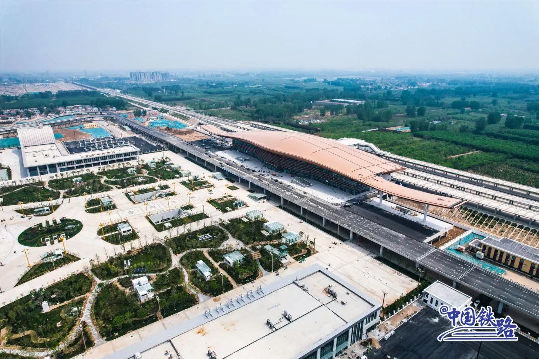 濮阳东站的站房设计理念便取自濮阳"中华龙乡"的文化特色,通过屋面