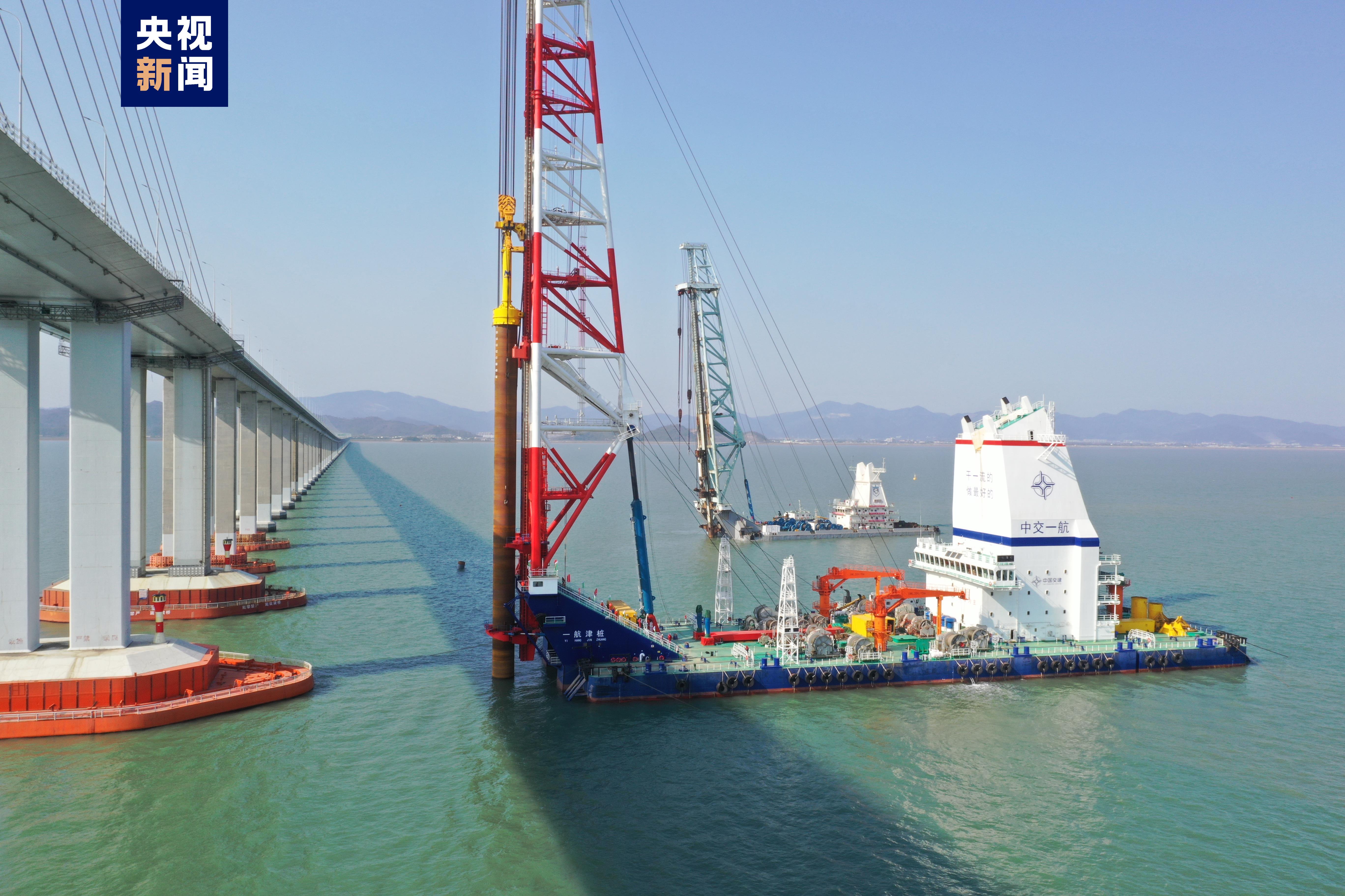 世界最大打桩船一航津桩正式投入施工