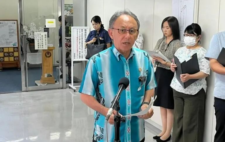 日本冲绳县知事玉城丹尼就该事件接受媒体采访，截图自外媒