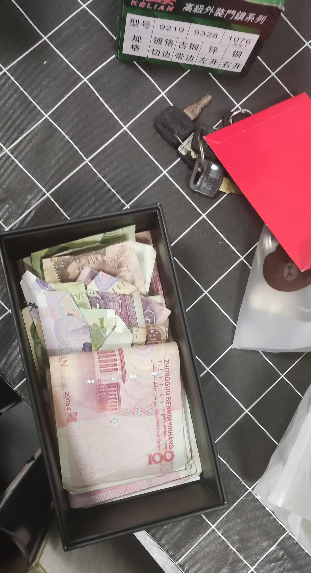 熊骏读书期间攒下的钱. 本文图均为 受访者供图