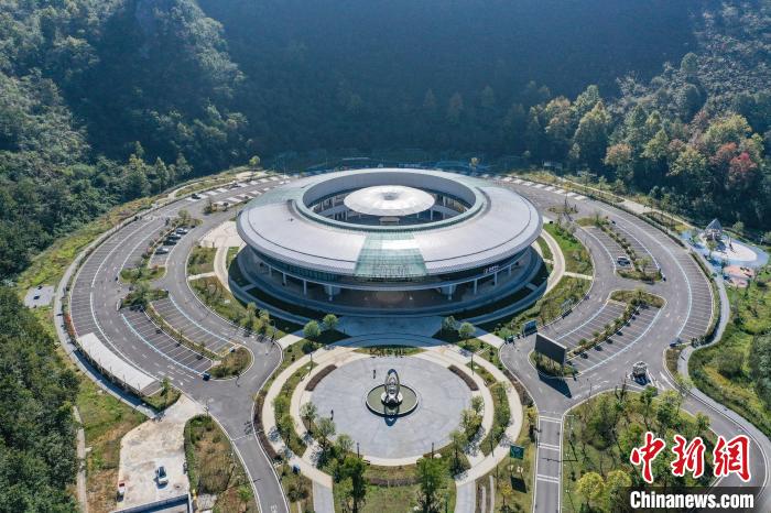 11月2日，航拍贵州平塘“天空之桥”服务区。 瞿宏伦 摄