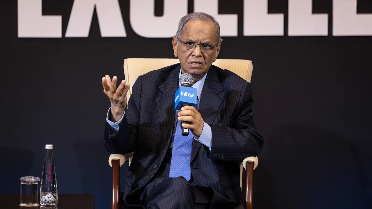 印度印孚瑟斯科技有限责任公司创始人兼前首席执行官纳拉亚纳·穆尔蒂在班加罗尔公司总部发表讲话。图源 美媒