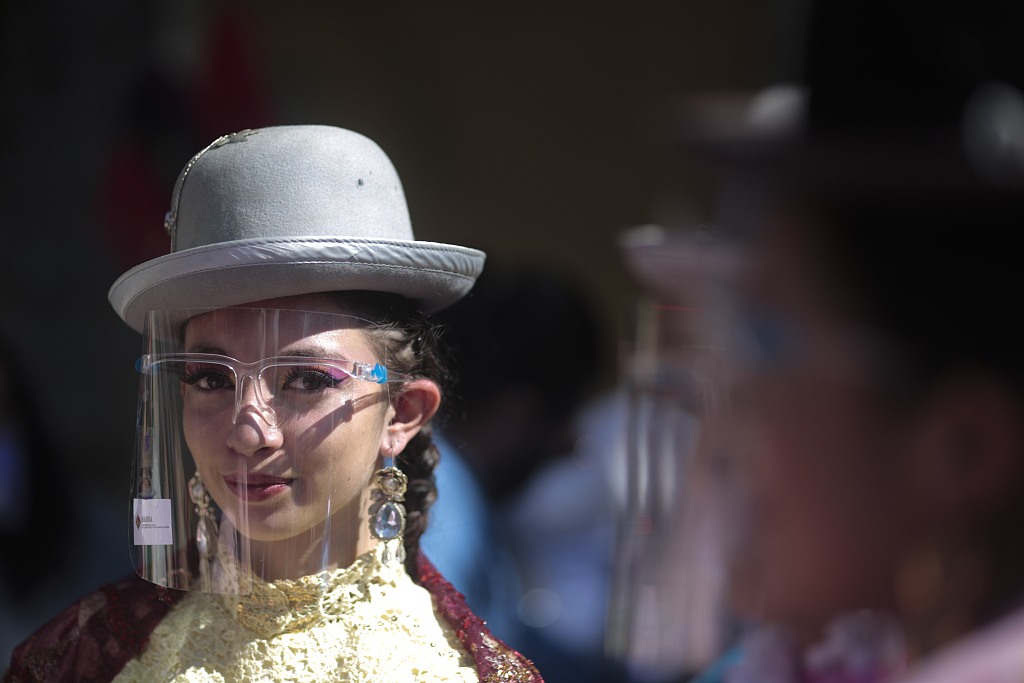 玻利维亚民众街头跳舞游行 与秘鲁争夺文化遗产归属