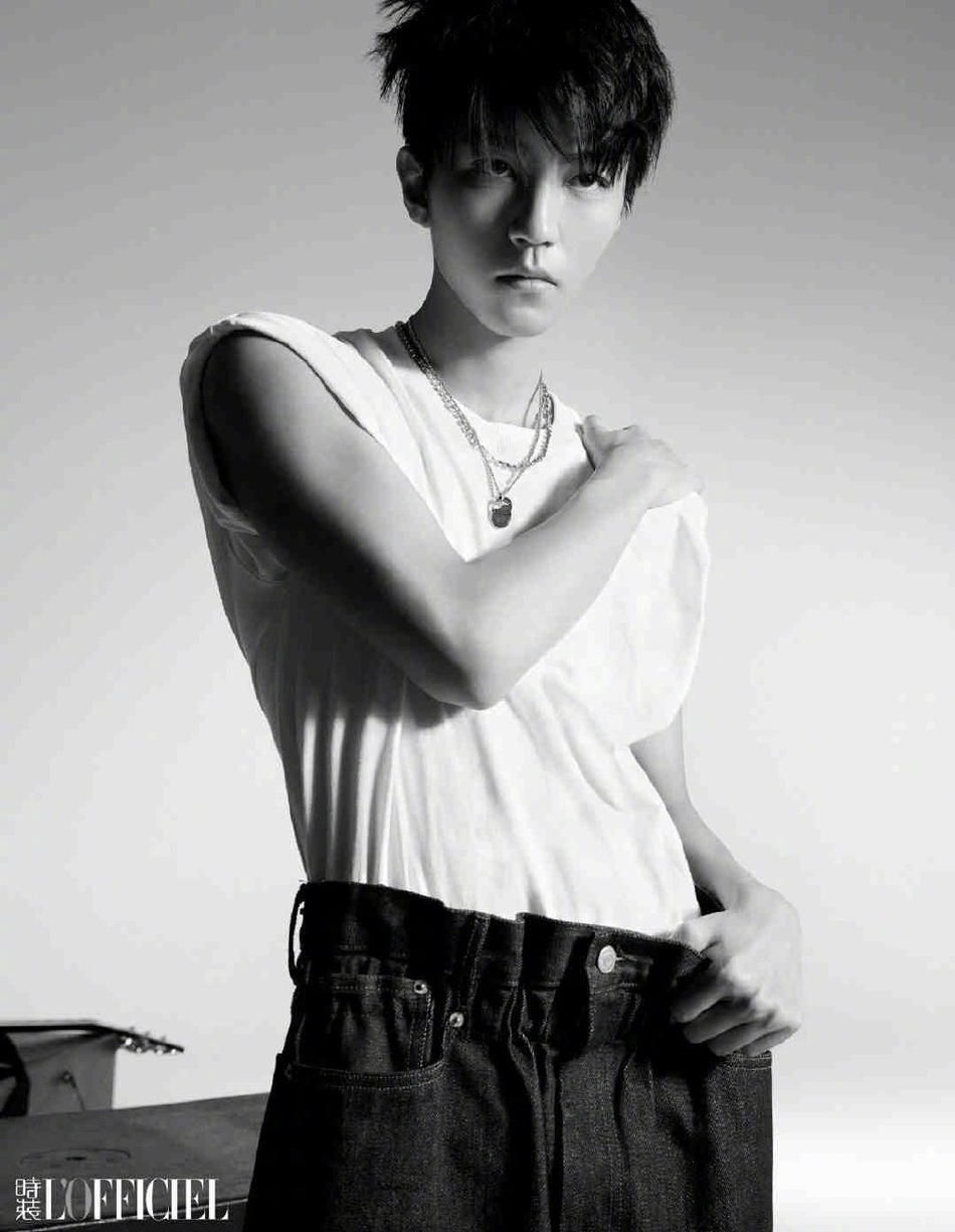 王俊凯黑白质感大片曝光 光影间映衬出少年沉稳的目光