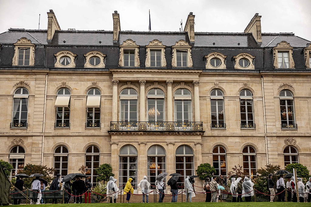 图为法国民众参观爱丽舍宫。（视觉中国）