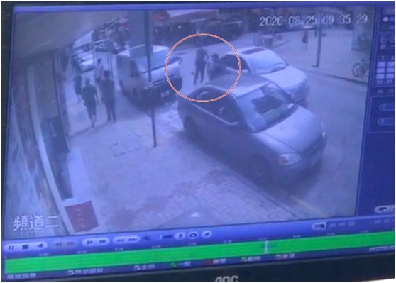 两名劫匪下车后进入珠宝店犯案。（图源：“东网”）