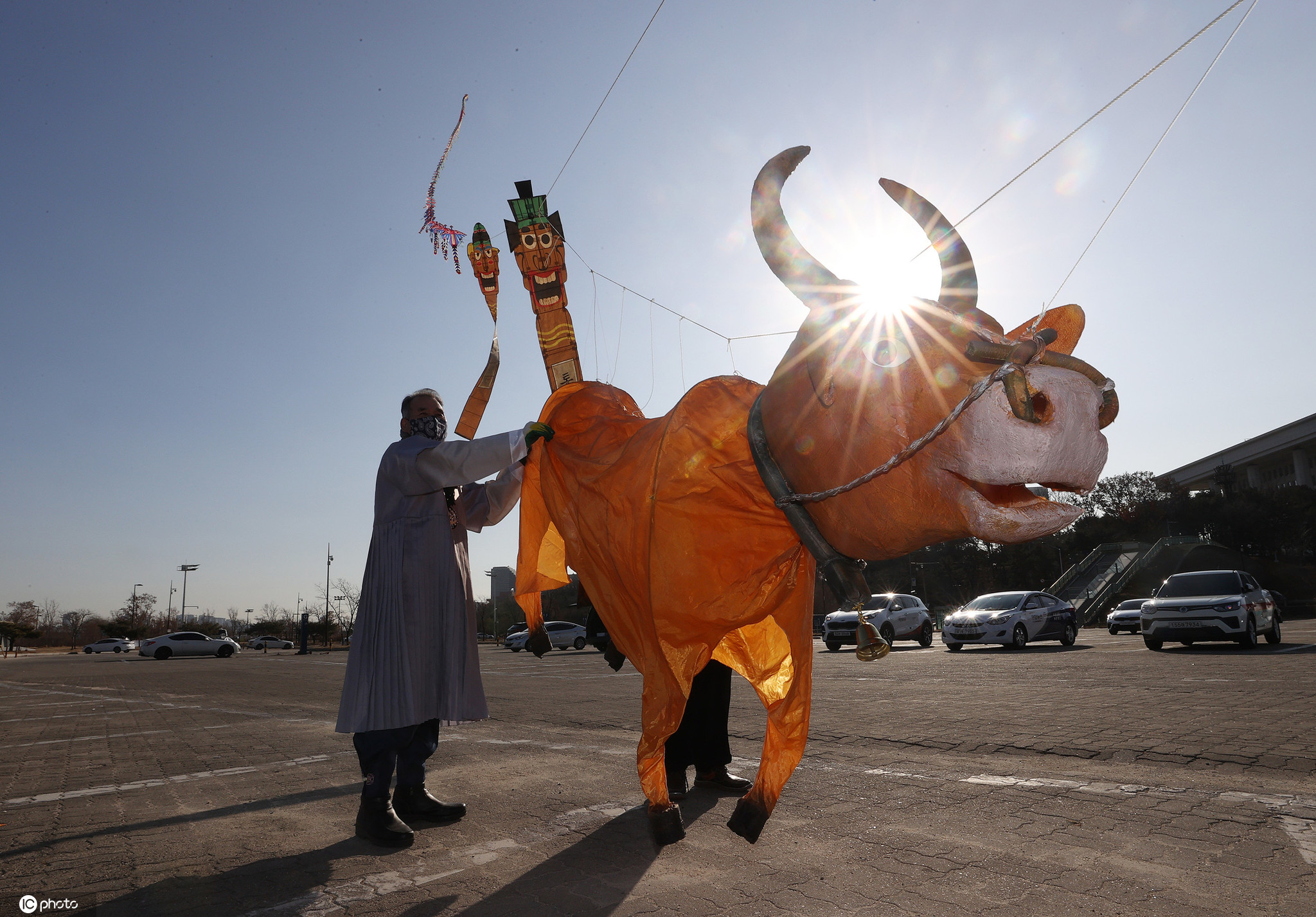 韩国民众放飞"牛"风筝