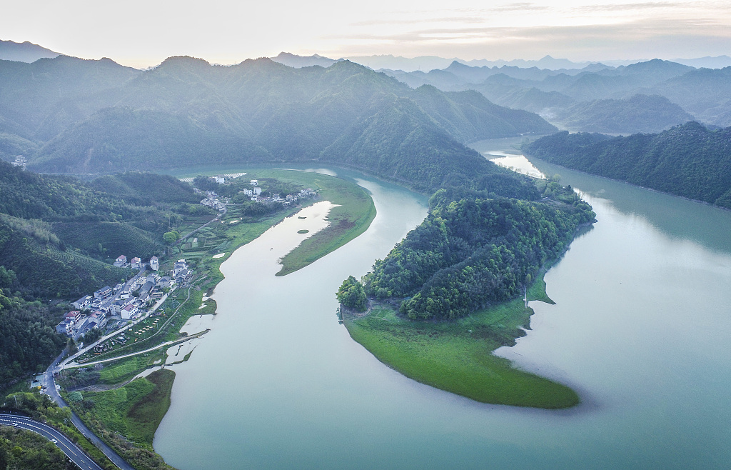 2021年4月10日,浙江淳安县临岐镇五庄村美丽乡村湖畔场景.