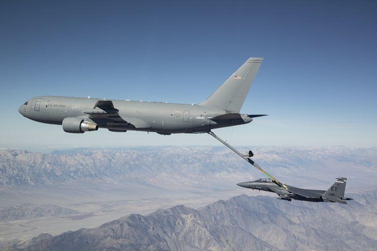 KC-46加油机进行空中加油测试画面