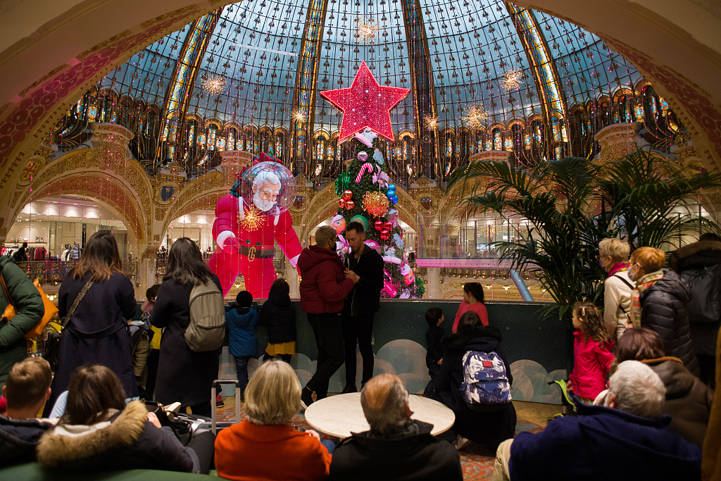 圣诞季来临法国巴黎街头节日气息浓郁