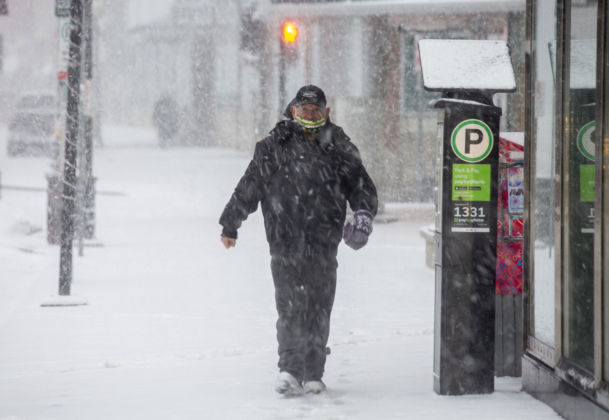 加拿大多地遭遇暴风雪天气