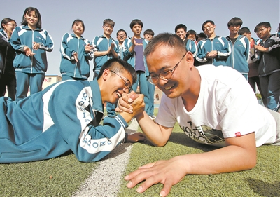 近日,河北省邯郸市永年区第一中学高三学生和老师掰手腕.胡高雷 摄