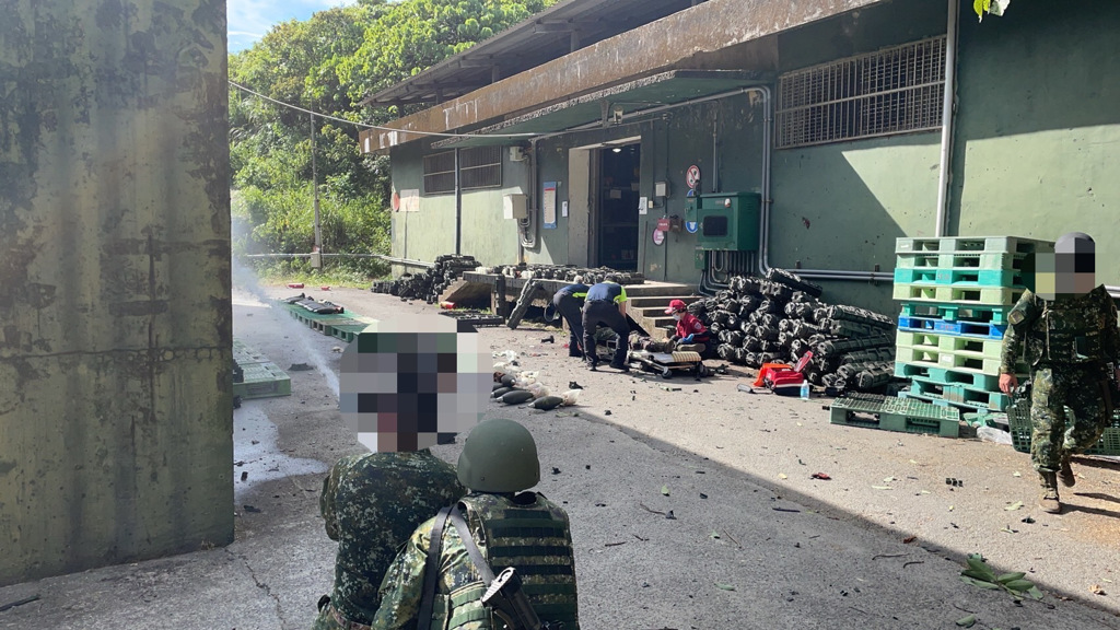 台媒:台军弹药库发生炮弹爆炸致9人受伤,其中2人疑被“炸断手臂”