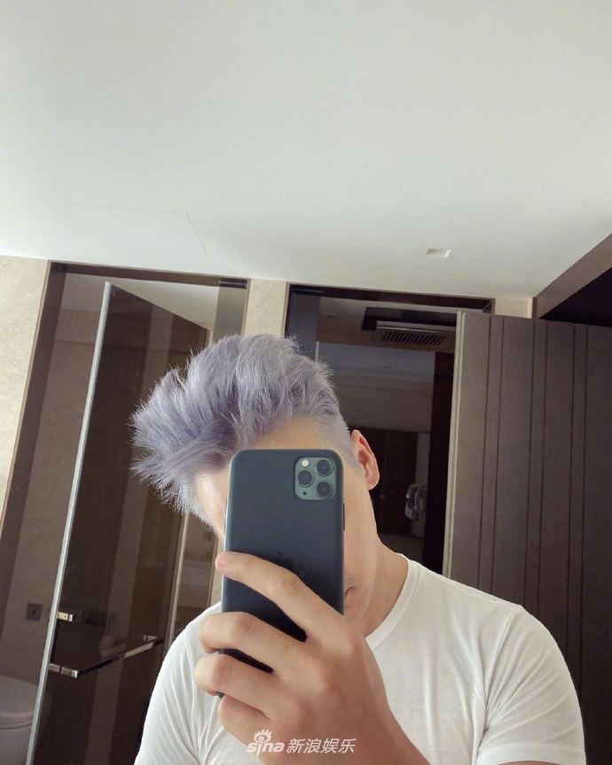新发色营业陈伟霆染灰紫色头发潮范十足
