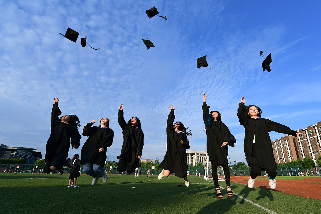 又是一年毕业季大学生拍照留影致青春