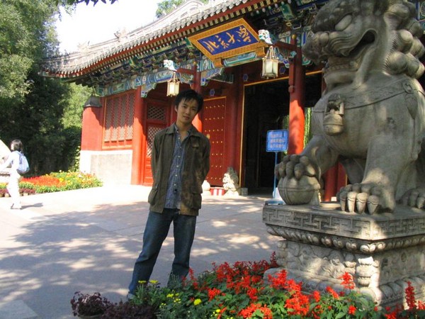 伍岳在北大校门前拍照留念