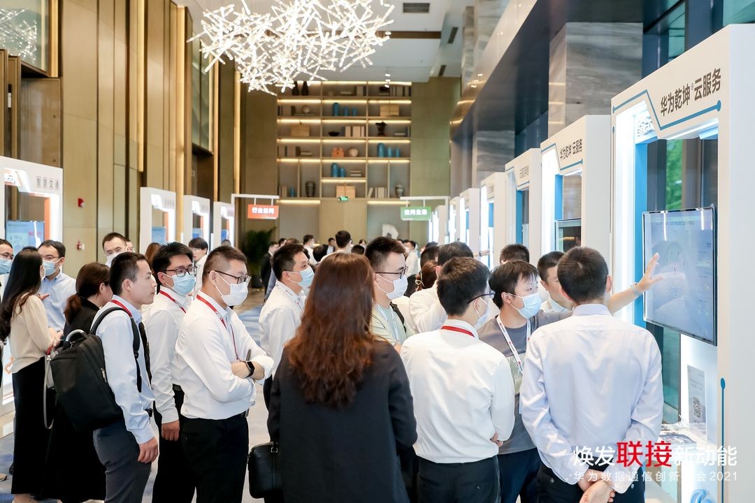 峰会的展台吸引了不少嘉宾驻足观看