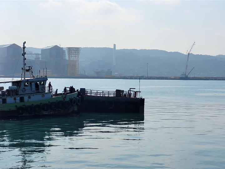 6日凌晨，一渔船撞击台北港作业平台致一泰国籍劳工落海并身亡。 图源：台媒