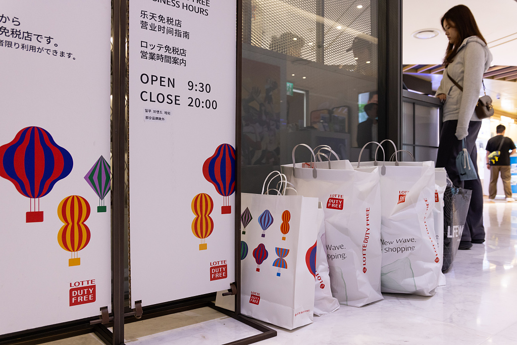 当地时间2023年10月5日，韩国首尔，乐天免税店的购物袋。（视觉中国）