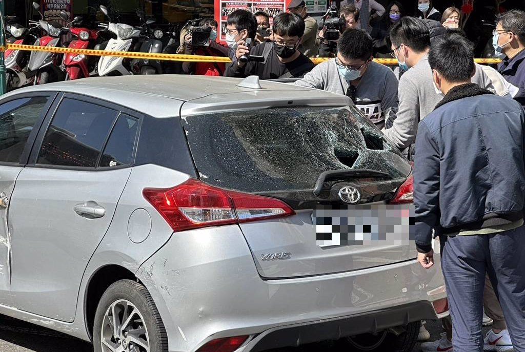 谢姓男子所驾驶的车辆玻璃被击破。图自中时新闻网