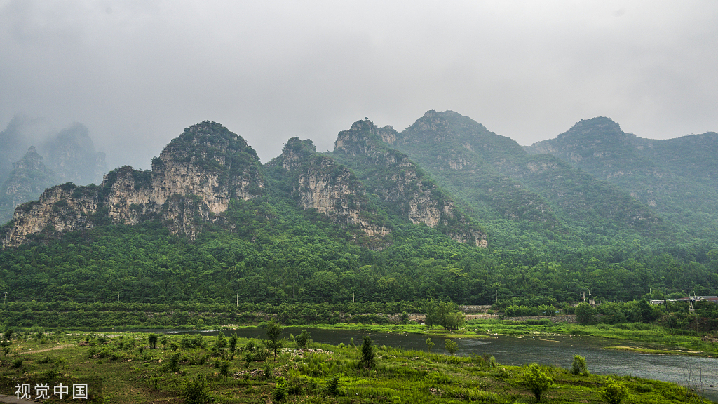 北京雨后房山山峦迭翠云雾缭绕