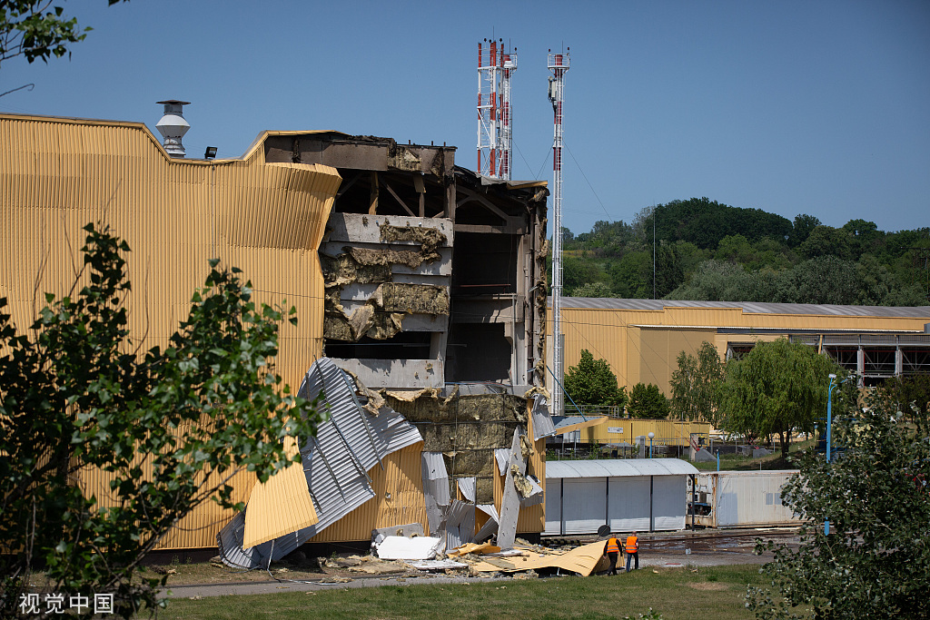 当地时间2023年5月28日，乌克兰基辅，一架俄罗斯无人机的残骸落在一家受损的烟草工厂上。（视觉中国）