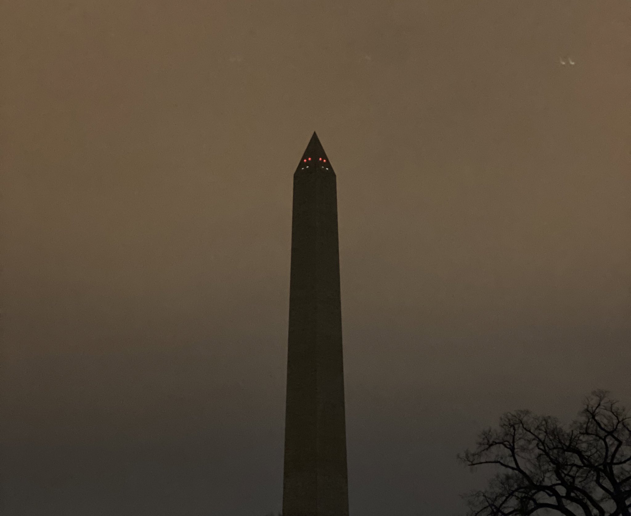 华盛顿纪念碑意外熄灯，建筑陷入黑暗（推特）