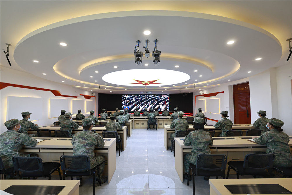 10月16日，中部战区陆军第82集团军某旅官兵收看中国共产党第二十次全国代表大会开幕会。新华社发（徐超 摄）