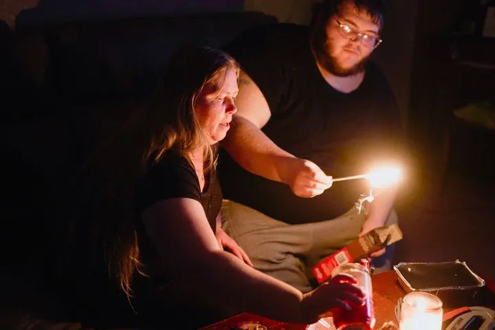2月20日，美国得克萨斯州沃思堡，居民在断电的家中点燃蜡烛。新华社/路透