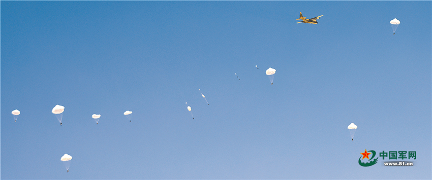 阿尔及利亚当地时间8月19日，在“空降集结与急行军”课目比赛中，我军空降兵参赛队员跳离飞机。王宝强 摄