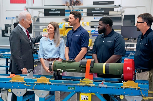 2022年5月3日，美国总统拜登（左一）到访洛克希德·马丁公司生产“标枪”导弹系统的兵工厂。