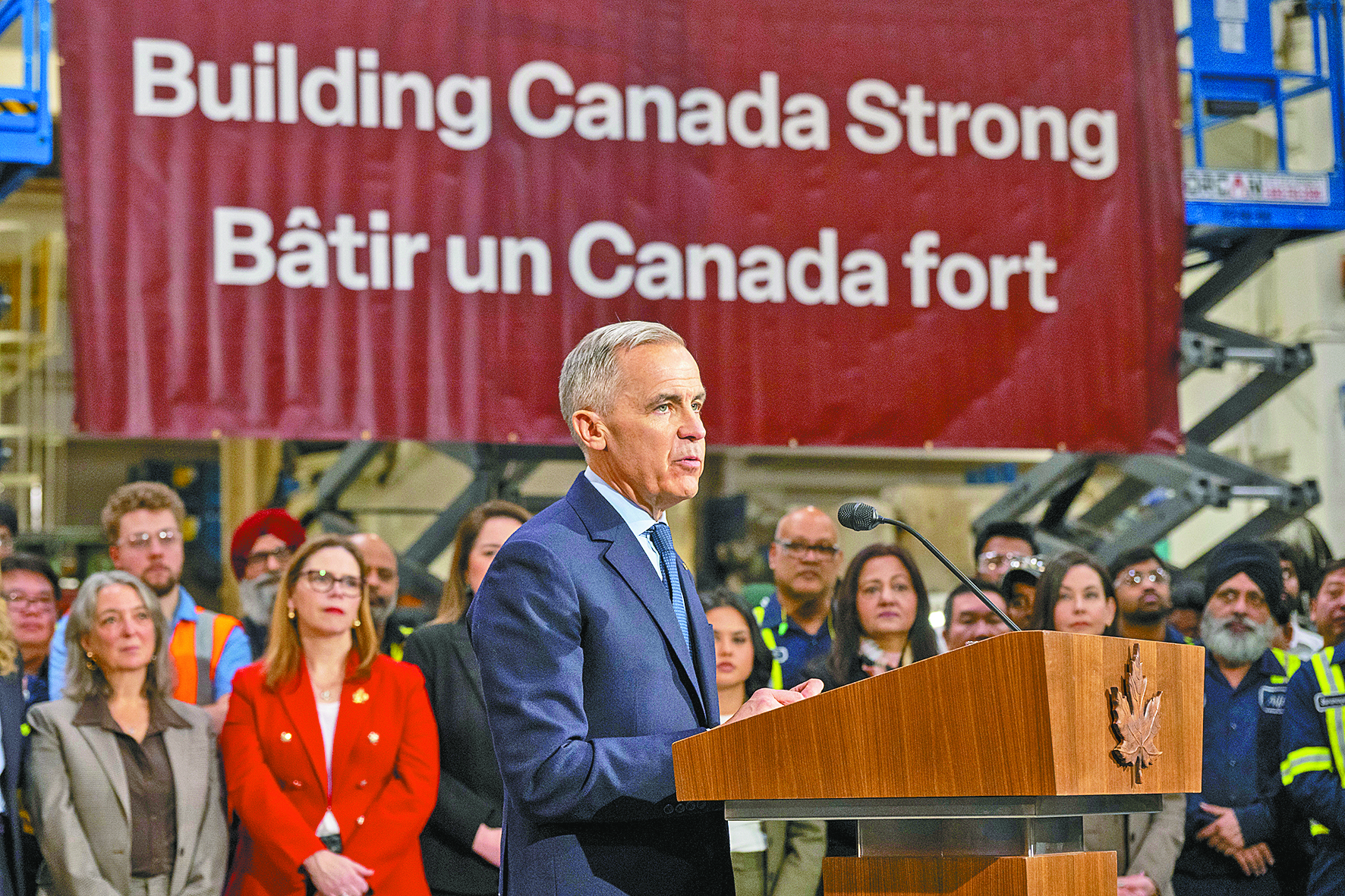5日，加拿大总理卡尼在大多伦多地区一家汽车零件厂发表讲话。（视觉中国）