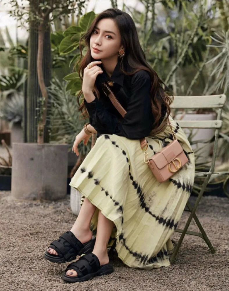 款经常能在angelababy的机场图中看到,能让baby姐坐飞机都爱穿的拖鞋